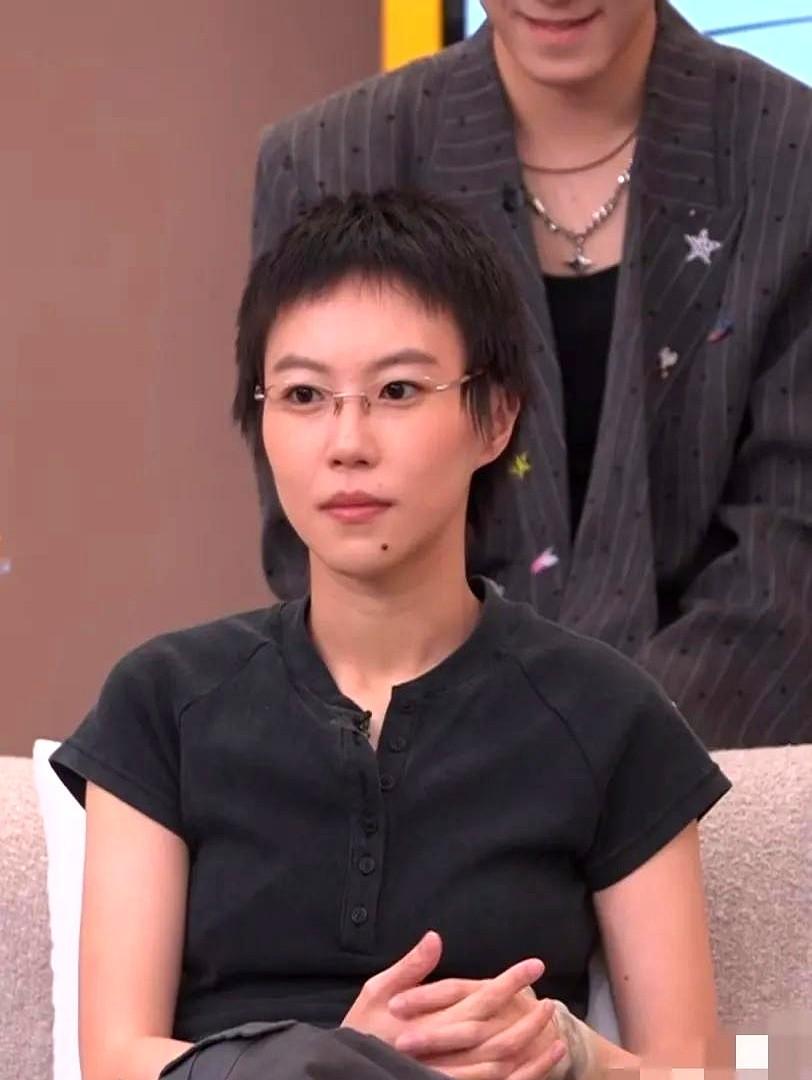 窦靖童这一仗，打得真解气。之前谁都说她不行，长得怪，唱歌也听不懂，全靠爹妈硬