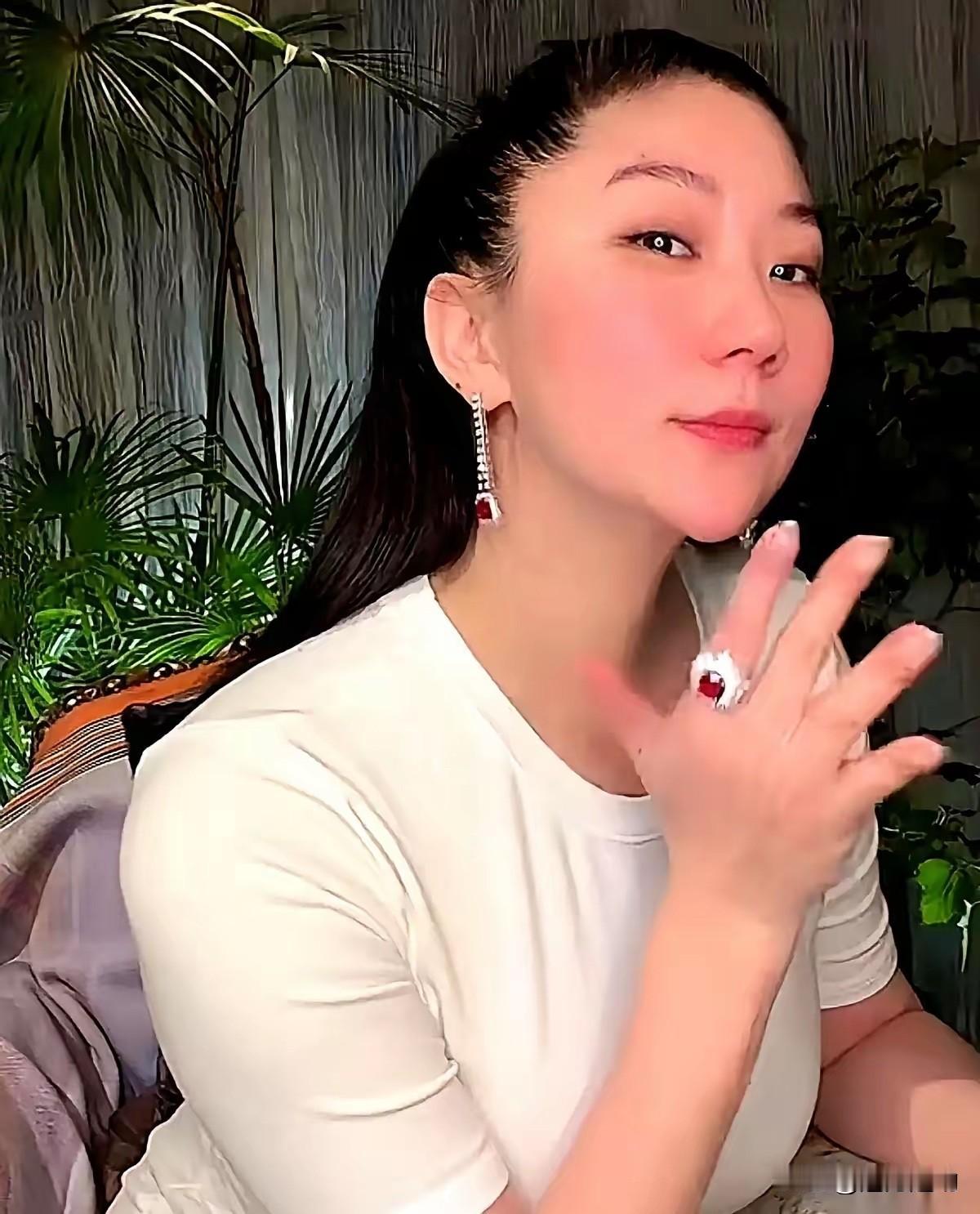 谢贤前女友CoCo突然开直播，全程不带货，反倒拿出丝绒礼盒里的鸽血红宝石戒指，当