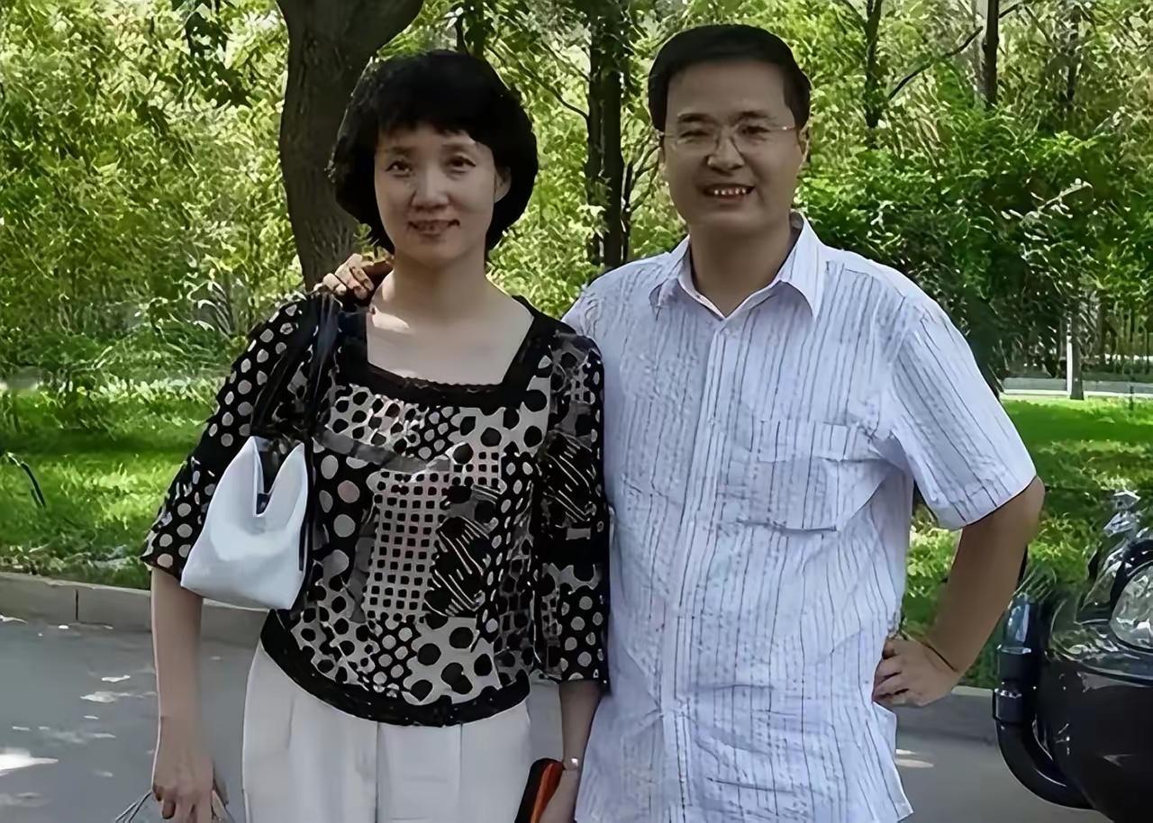 李修平：著名央视主持人，离开央视后，嫁大10岁高官，如今63岁了，两人丁克，一生