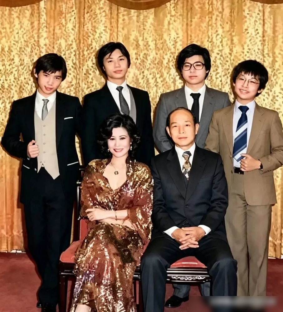 1968年嫁入霍家，外界直到90年代才知道霍英东有个三太太，林淑端。出身普通家庭，凭一手粤剧小调被霍