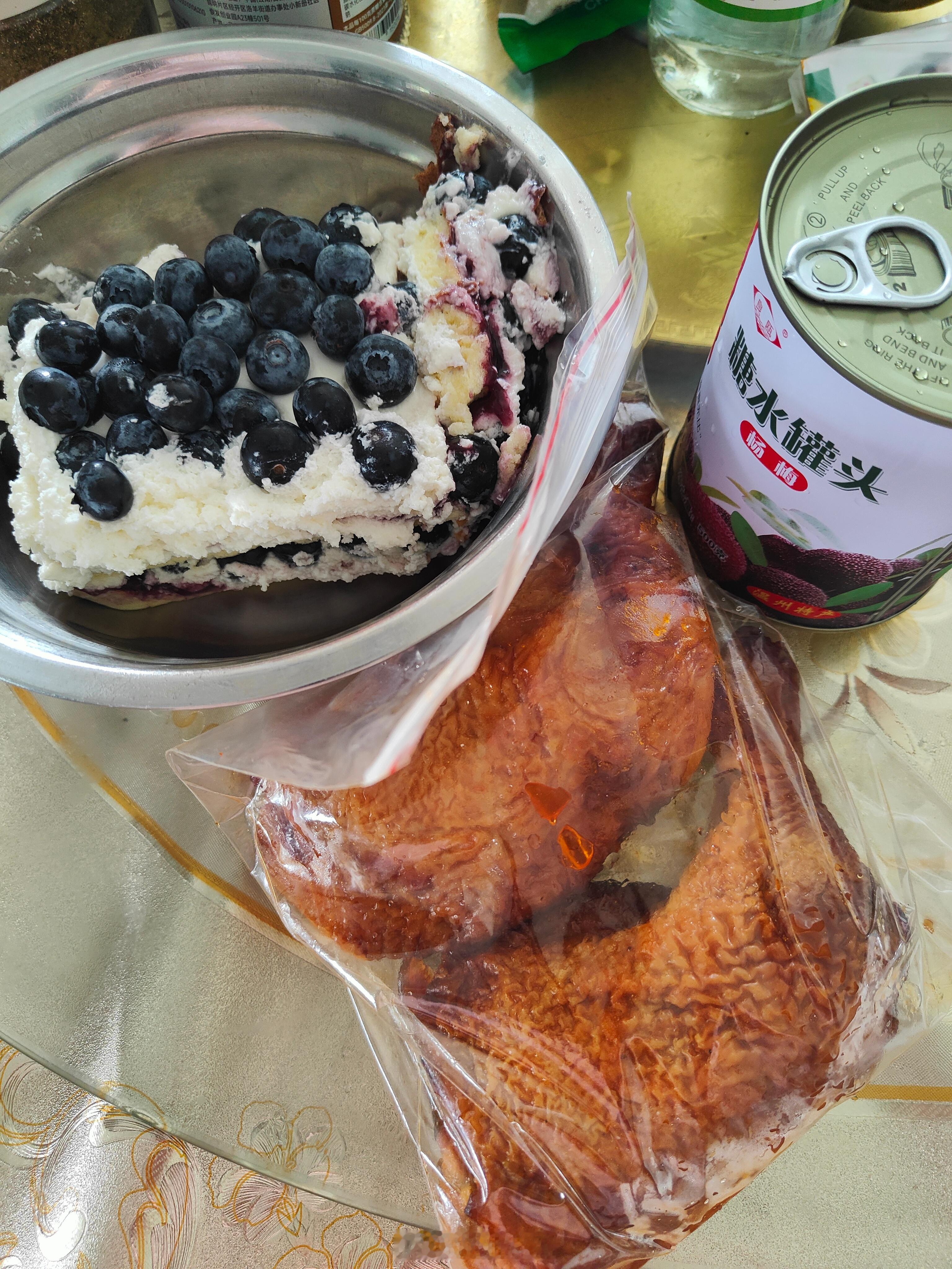 早上同事给我送来一些吃的蓝莓🫐蛋糕🍰大鸡腿🍗杨梅罐头🥫幸福🥰