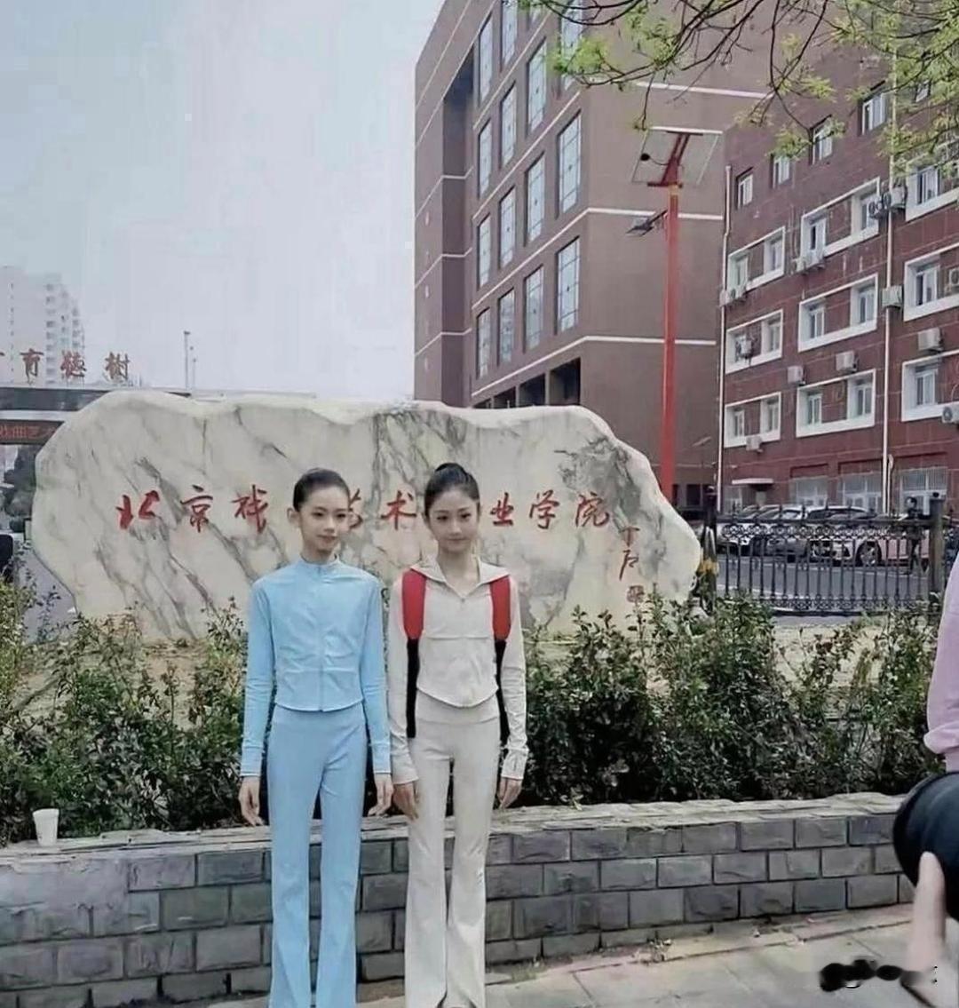 北戏招生现场，这俩小姑娘的颜值不输给大明星！祝她们早日出道！