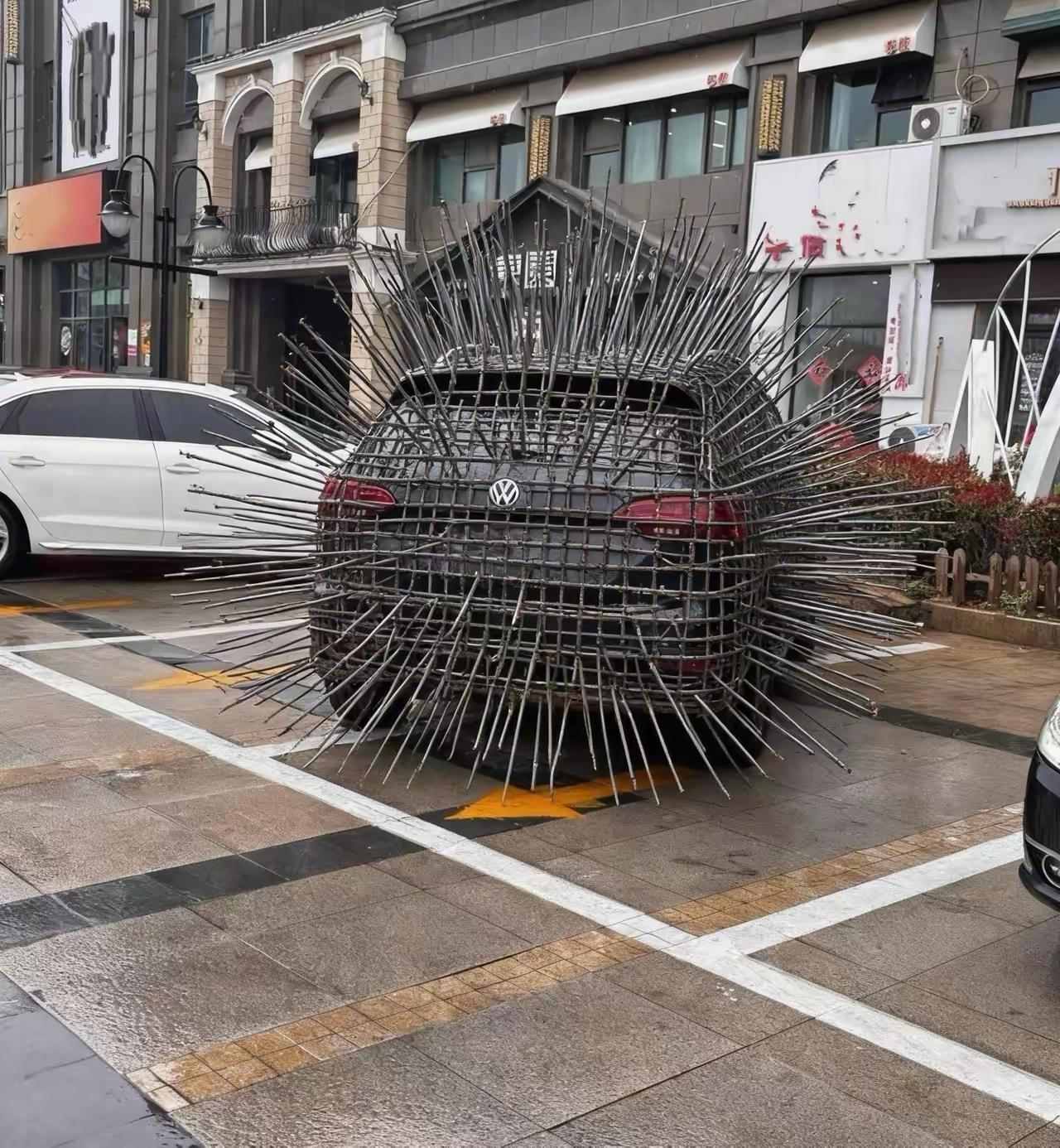 [鼓掌][吐舌头眯眼睛笑]最近网上有个事挺火——一辆车横着占了两个车位，回来一看，车外面被