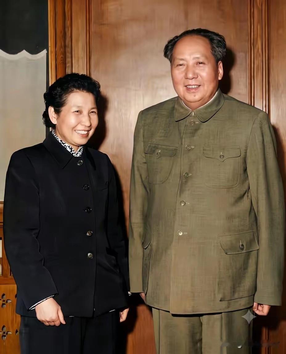 历史修复真实老照片左侧女士为曾志（老一辈无产阶级革命家，陶铸同志夫人，井冈山时