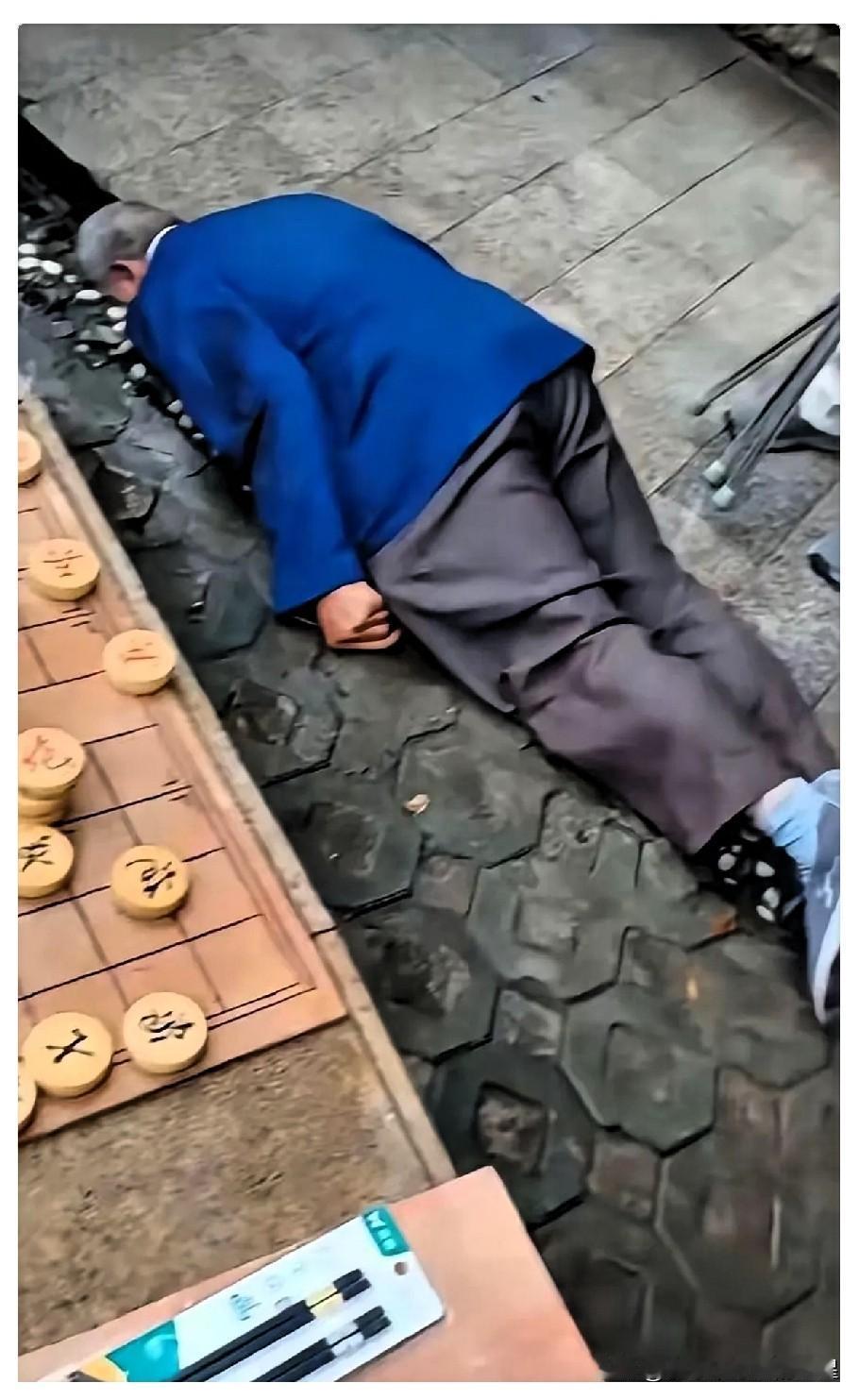 四川攀枝花，网传一段老人趴在地上摔倒的短视频，画面里路过行人很多，短暂时间没人上