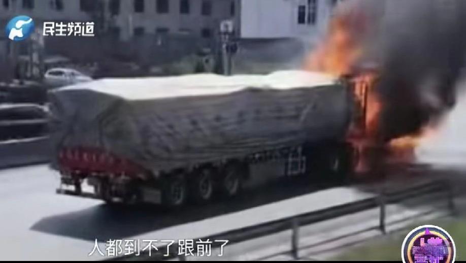 河南新乡，一男子花40万买了一辆大货车，办完车辆牌照，男子立刻拉货上路，谁知刚开
