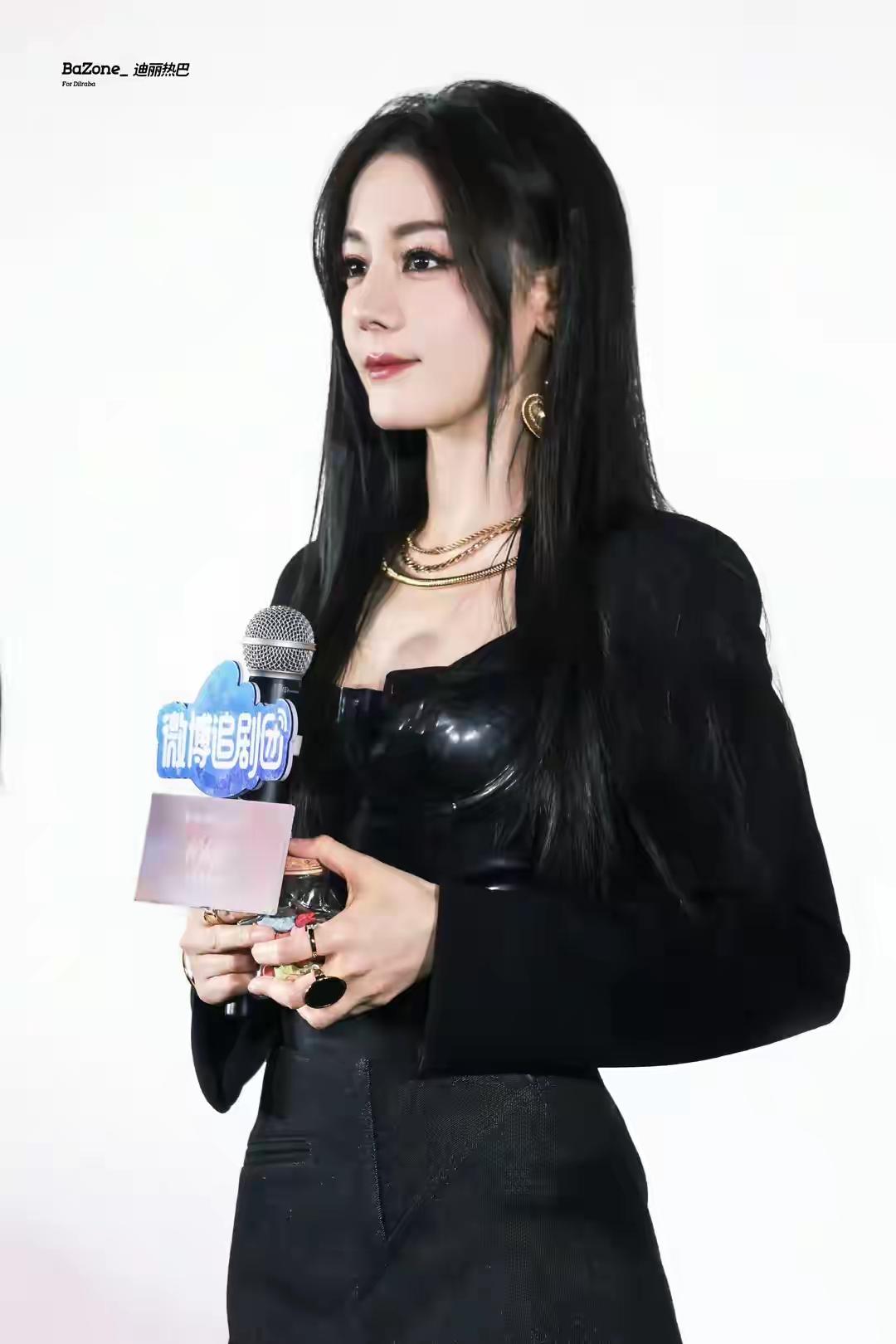 今天刷到迪丽热巴线下活动这组生图真的有被惊艳到。她穿了件黑色皮衣，里面搭了蕾丝