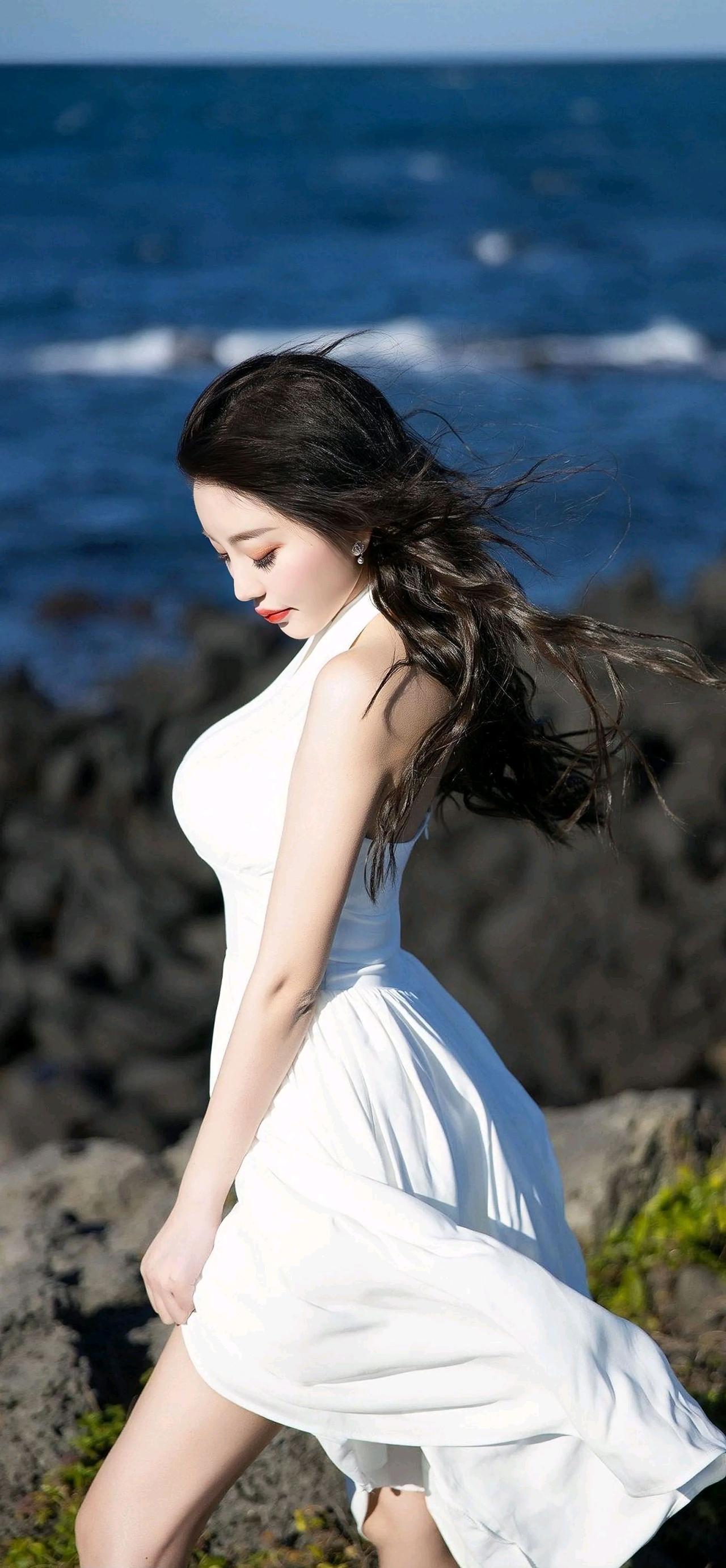 海边漫步，白裙飘飘，自由自在。女人如何穿出含蓄的性感?沙滩白裙少女