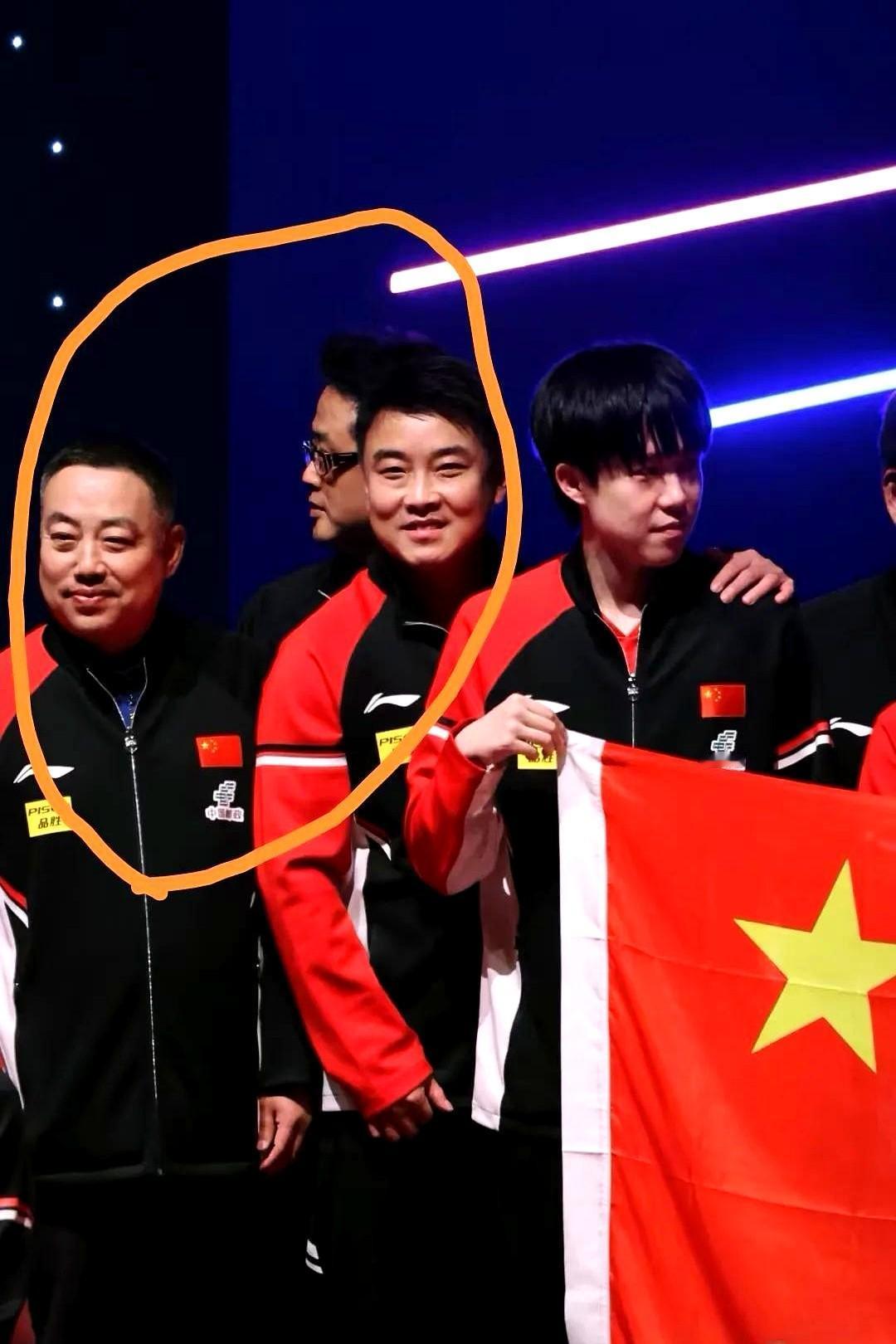 王皓你太过分了啊，没想到你是这样的人，难怪刘国梁这么嫌弃你。合影时才发现你平