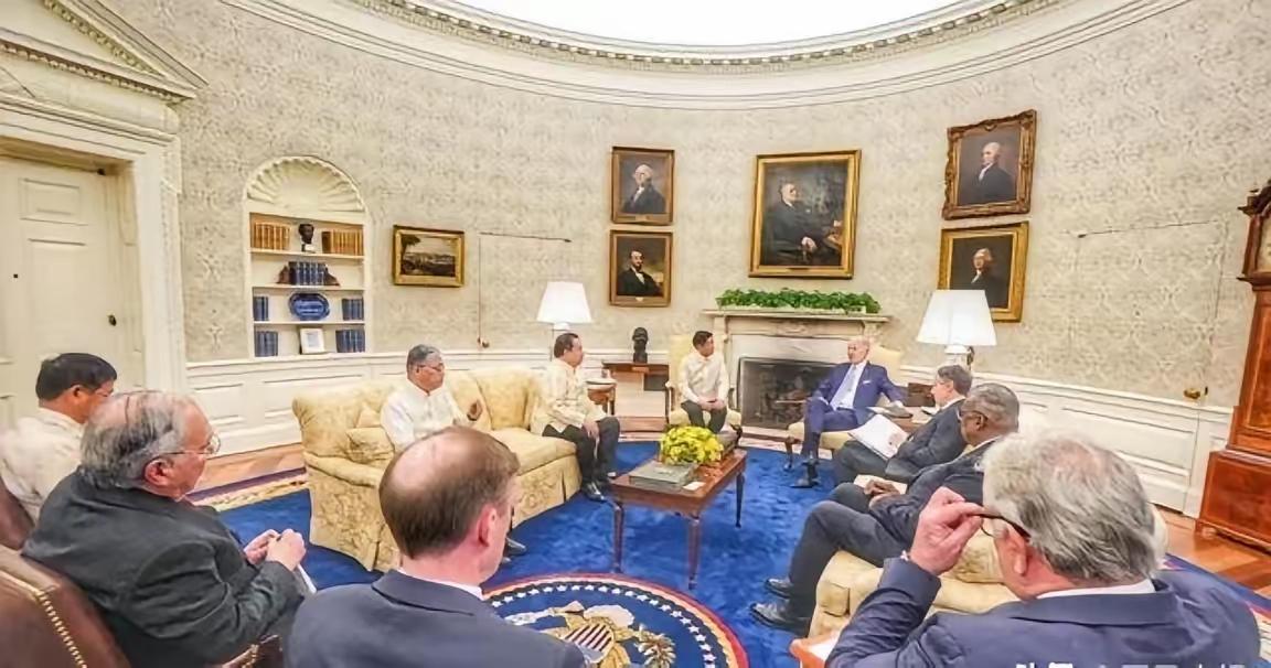 十几名菲律宾议员公然对着镜头指名道姓地痛骂中国大使。骂完之后，中国发出一张照会，