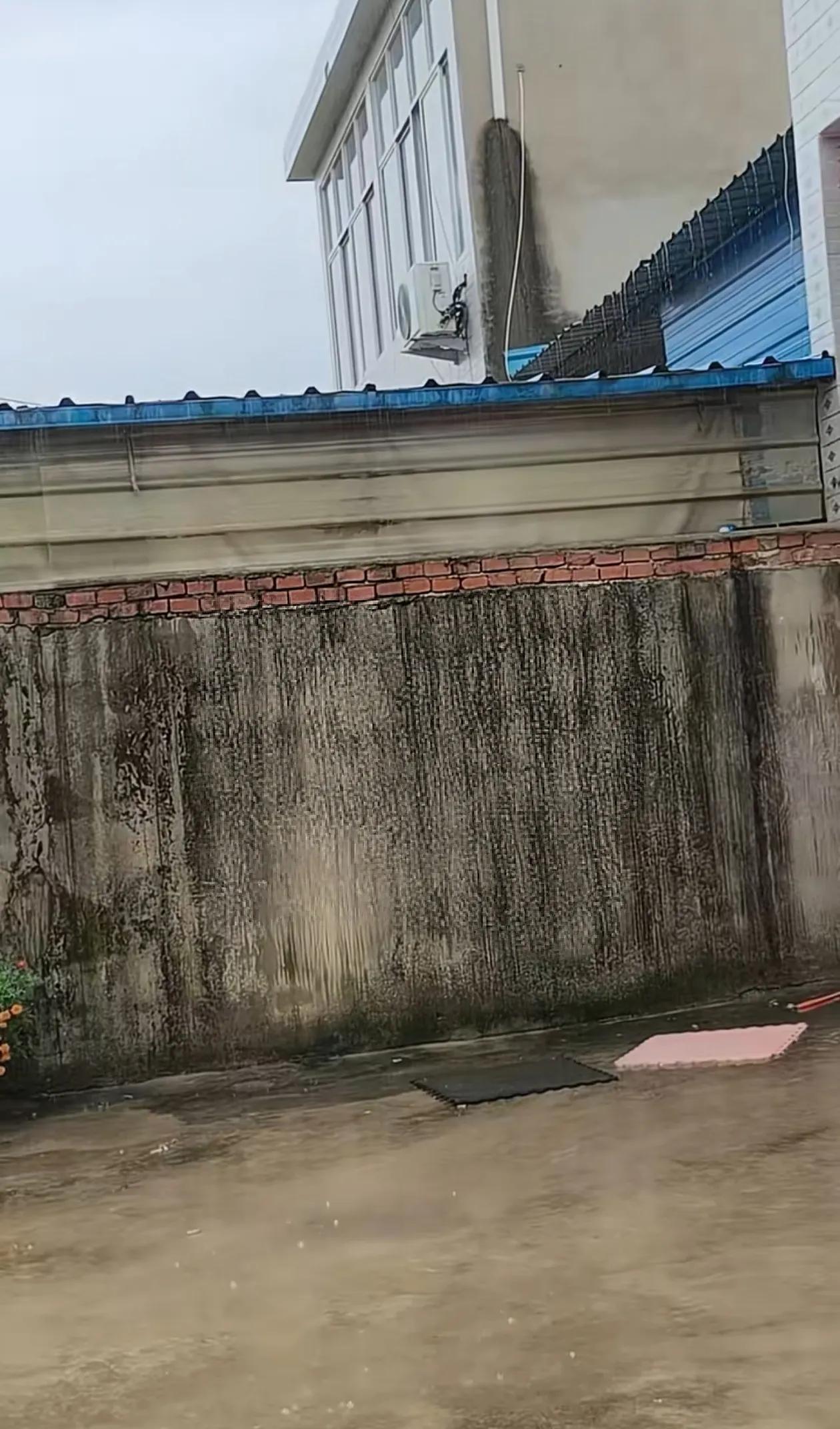 遇到再这样的邻居怎么办，搭房子用我家墙，屋顶的水都流到我这边来了，还有太阳能的水