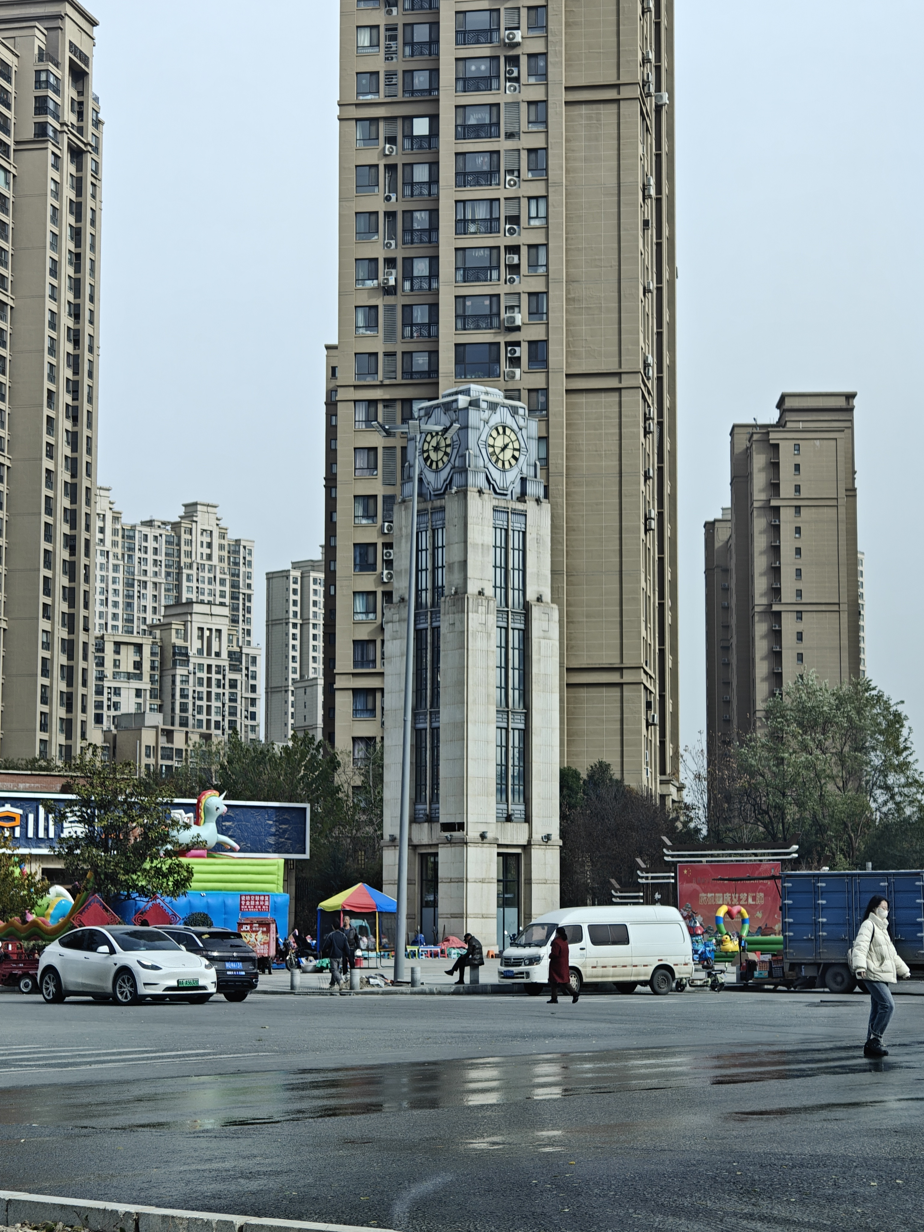 勇哥视频刷多了，看到这种钟塔就想整个奶茶堡垒，楼顶再架两挺机枪