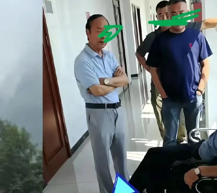 三楼动手的，被揪出来了！这几个眼神都不对。说起李老师24号，在三楼被王某晶的父