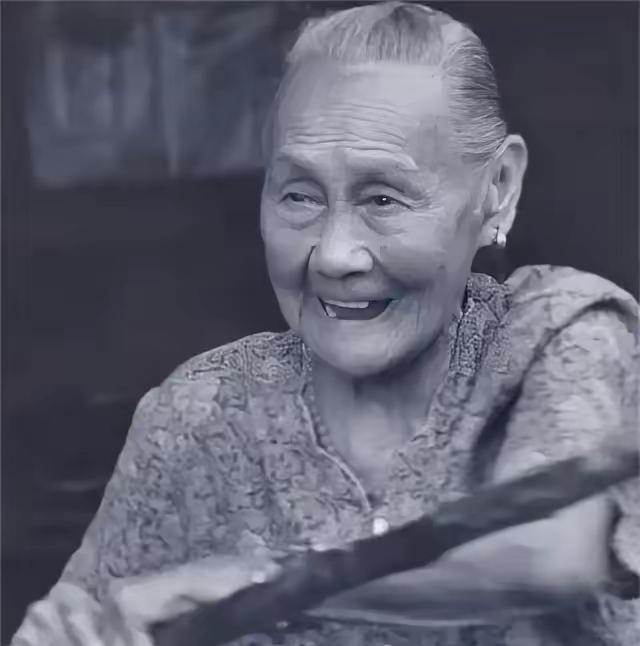 1941年9月，一个中国女兵被7名日本鬼子团团围住，正当日本人脱裤子欲行不轨时，