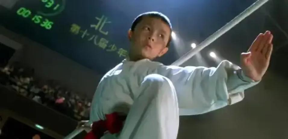 1994年，拍完《赤子威龙》后，周润发拿出5000块钱，递给谢苗，劝他说:“别演戏了，回去好好读书。