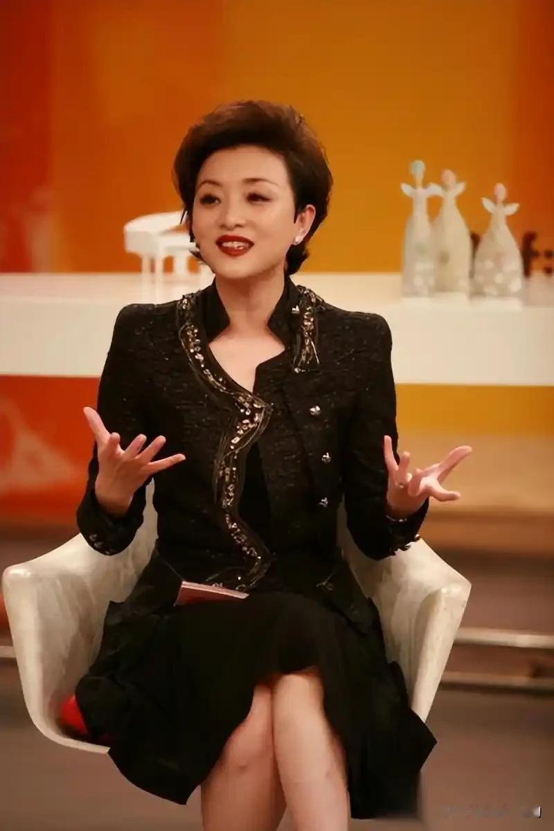戴军说，一次某主持人拿了脏水杯问杨澜：你家里有这么脏的杯子怎么办？杨澜说：我家