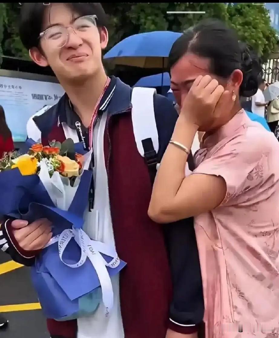 比血缘更深的爱刷到这个1米85的少年，拿着清华录取通知书，我第一反应是这孩子天