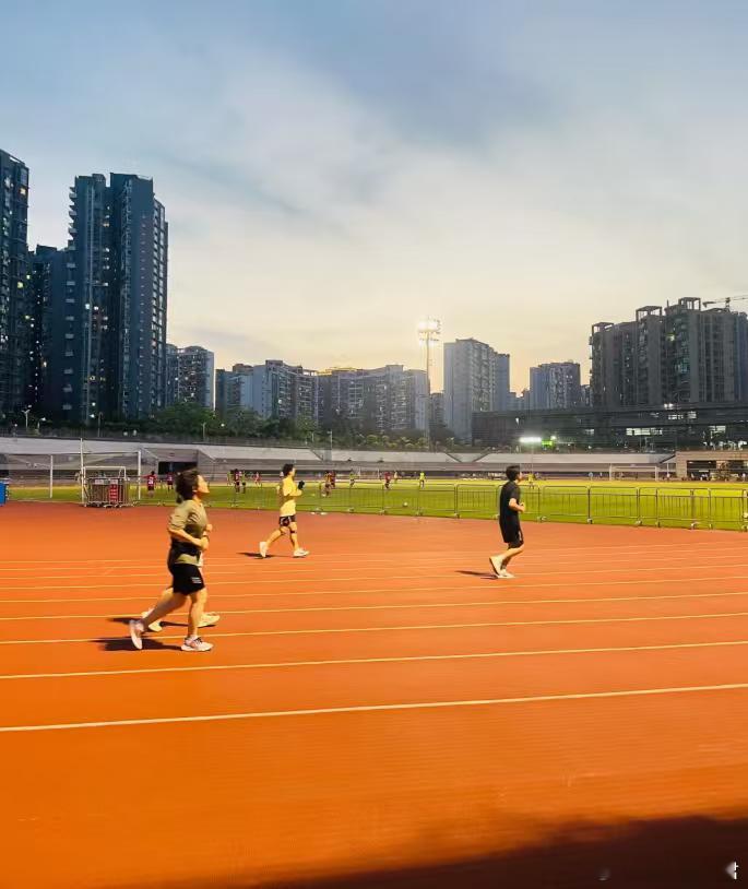 武汉一科技公司把早会改晨跑00后整顿职场新招：把老板遛到没力气画饼！🏃‍♂️