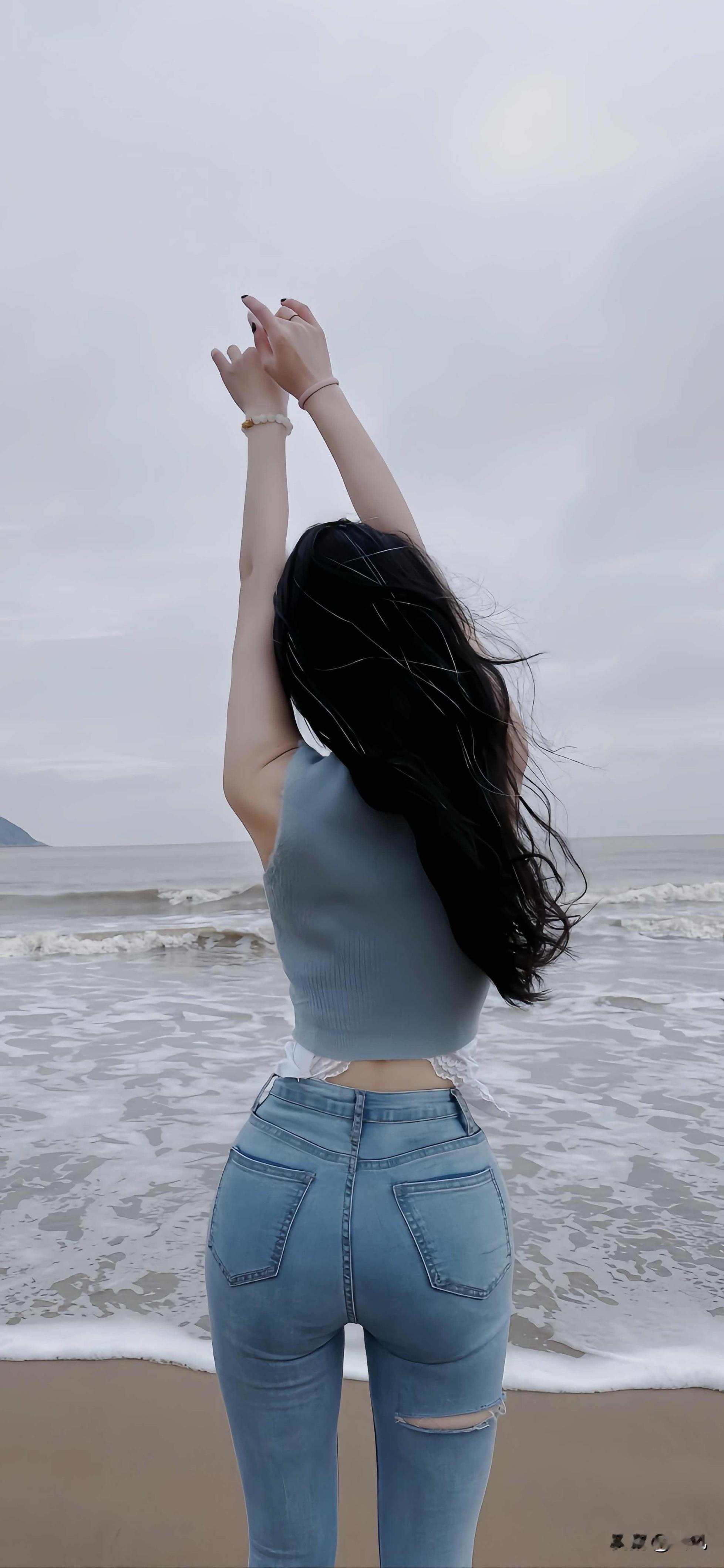 美女背影照去有风的地方看海...