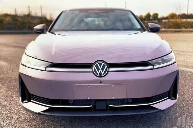 上汽大众帕萨特ePro实车现身公共道路，外观延续家族沉稳风格，封闭式格栅搭配镀铬