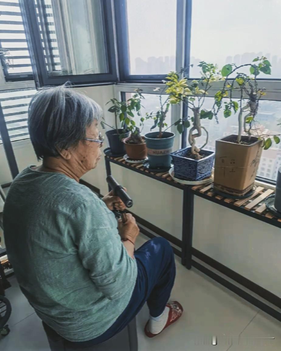 我邻居老太太°89了，活得通透，用8000退休金把儿女全叫回来了！她4个儿女，