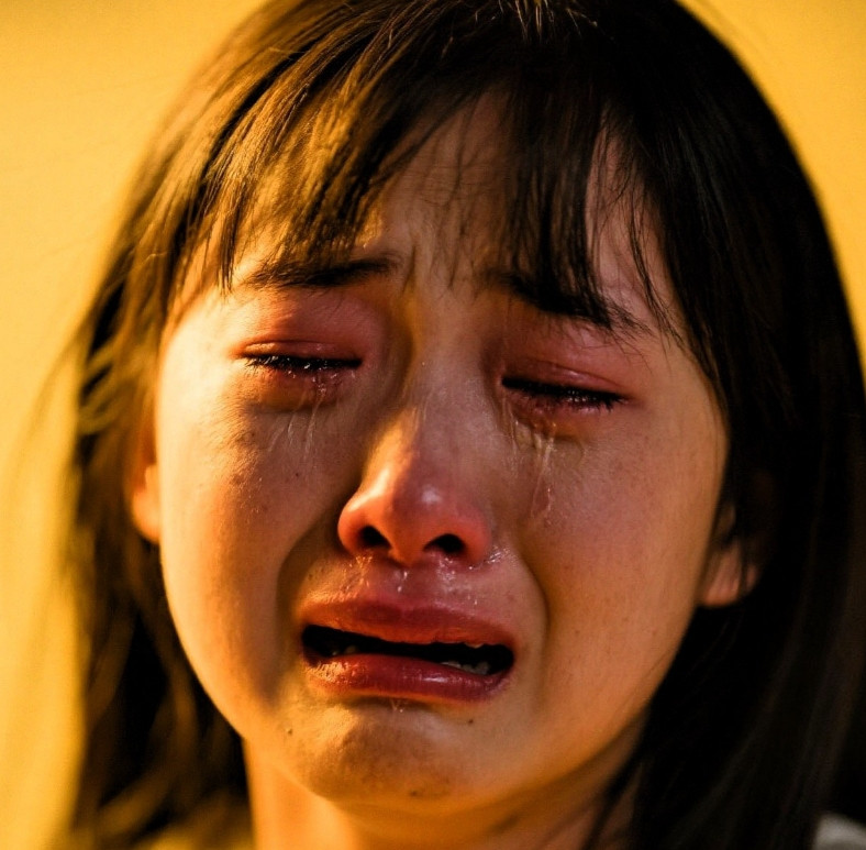 谁能想到，曾经信誓旦旦要证明“真爱无国界”的姑娘，如今竟在茅草屋里发视频