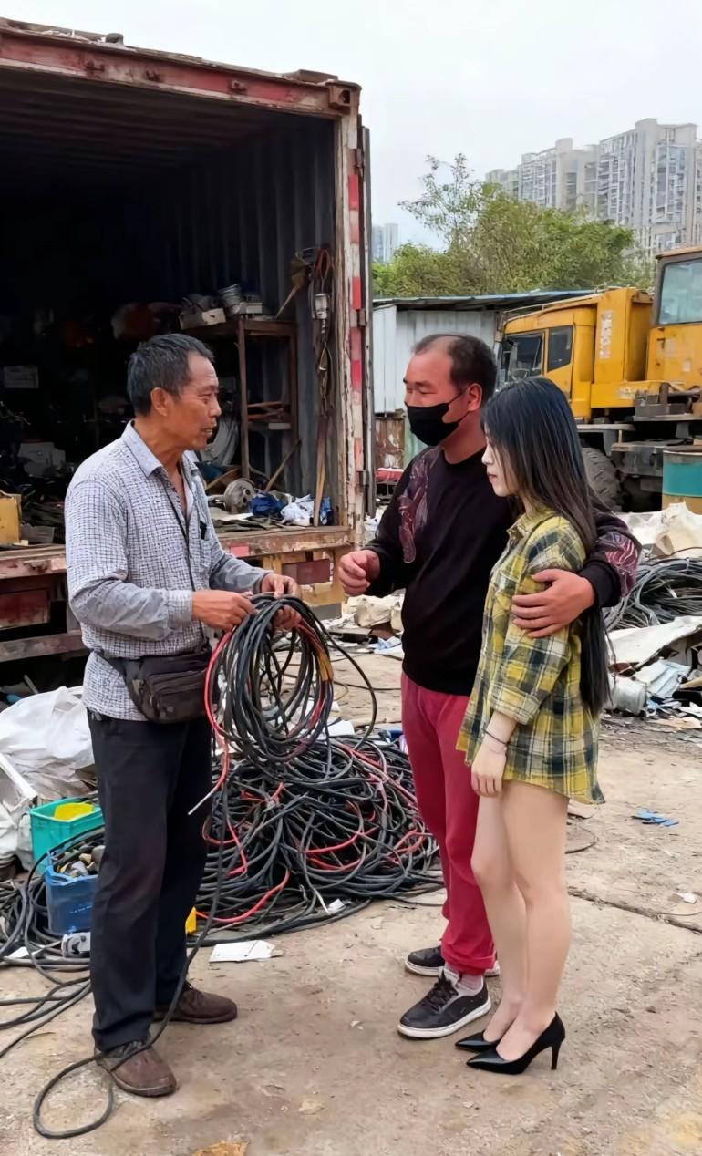 网红打卡地出了个极品女的，一只舔狗舔到一无所有，谈个恋爱能给花30W，也算厉害的