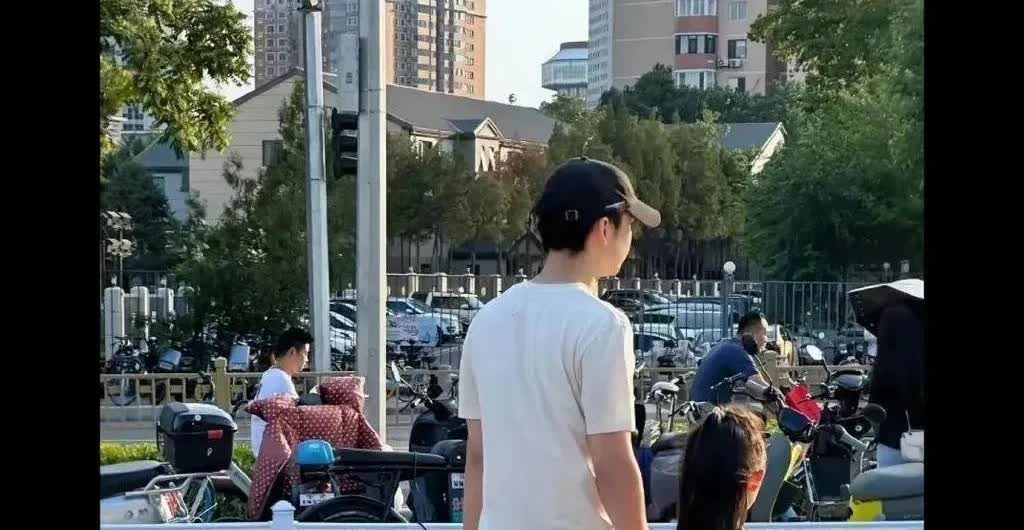 5月9日超暖一幕！董子健带7岁女儿大福户外跑步🏃父女俩又是击掌、跳舞，又是转