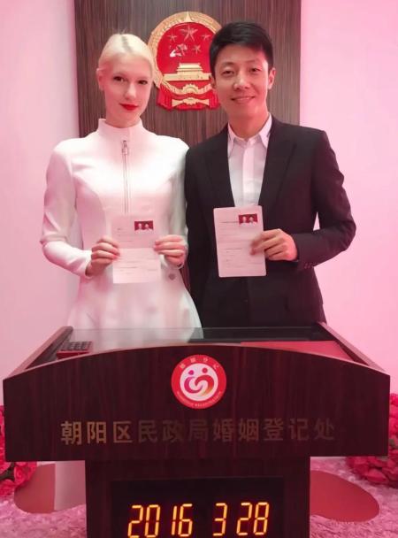 一次在节目里尼格买问撒贝宁："你跟老婆平时用什么语言交流？"撒贝宁说："我跟她沟