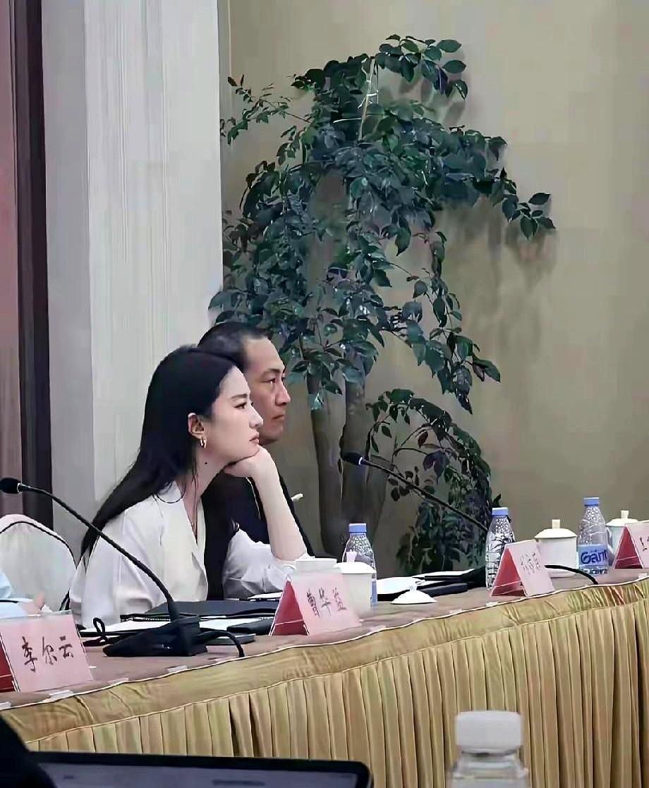 70岁林青霞素颜照刷屏，这不是保养，是彻头彻尾的“年龄逆袭”！数据说话：70岁