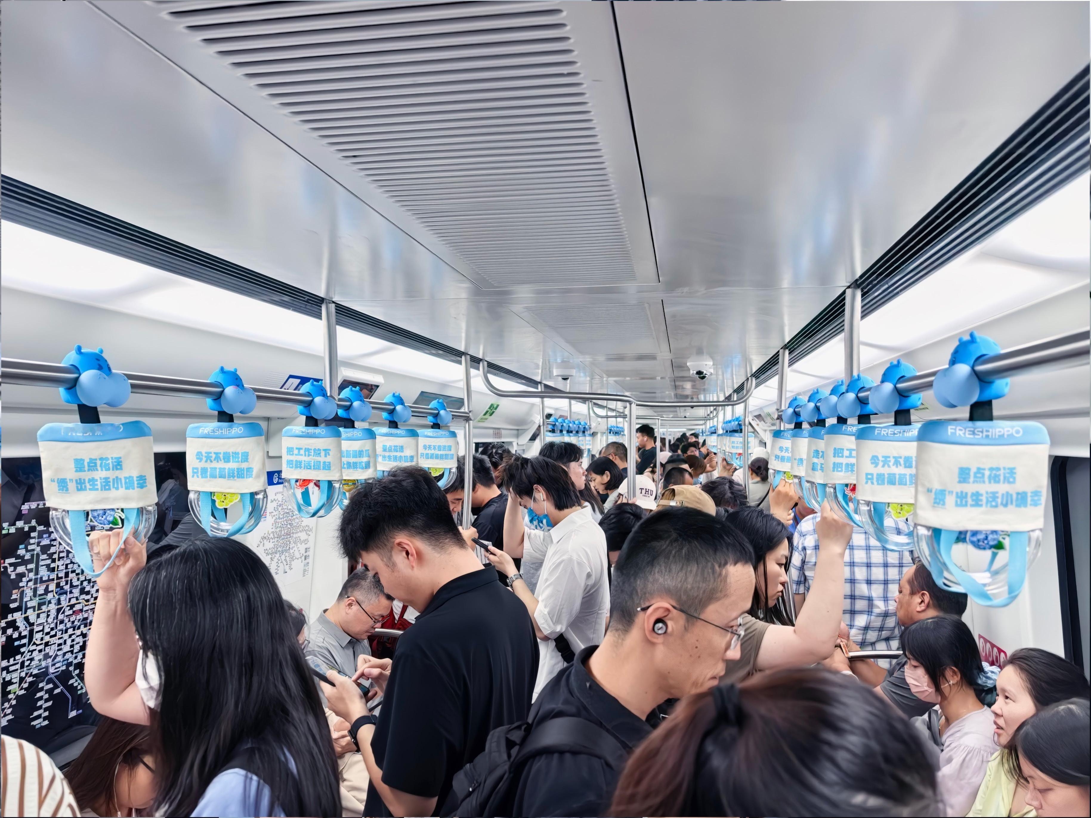 打工人在北京地铁发现通勤小惊喜今天在北京地铁抓到一个小惊喜——拉环变成盒马托特