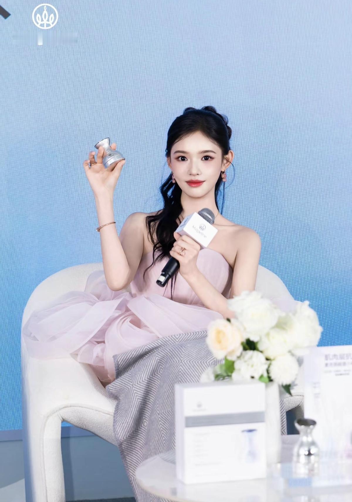 粉色纱裙勾勒出林允的灵动身姿，手持麦吉丽小哑铃的瞬间，甜酷兼具超吸睛[比心]林允