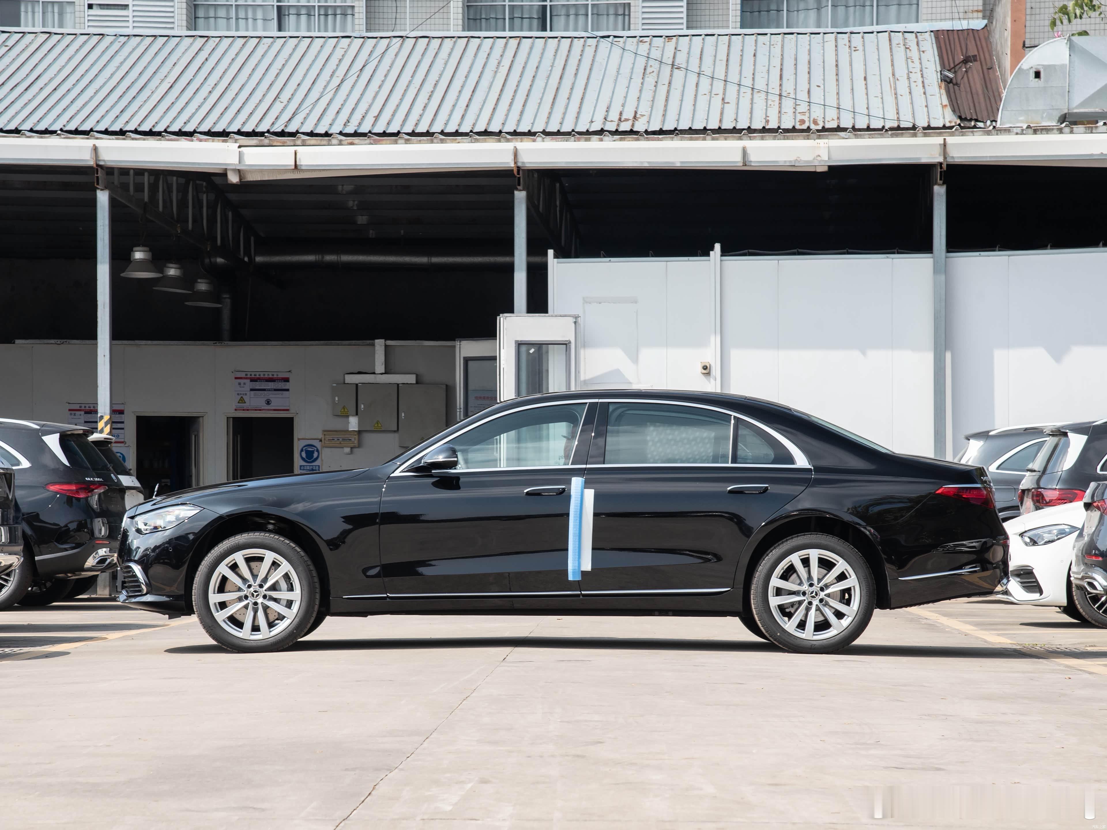 奔驰S400L商务版805版本黑棕库存车指导价962600元全款裸车