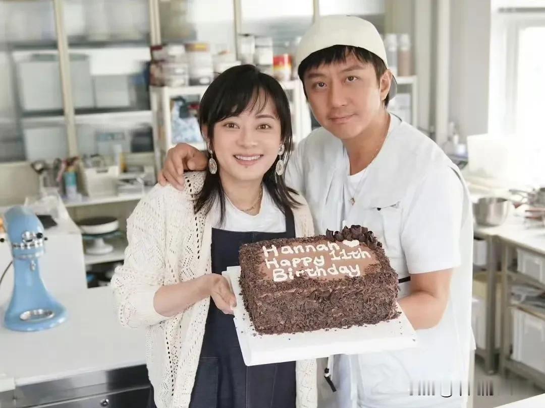 5月3日，孙俪发文给女儿庆祝11岁生日，祝小花妹妹生日快乐。她和邓超亲自给女儿做