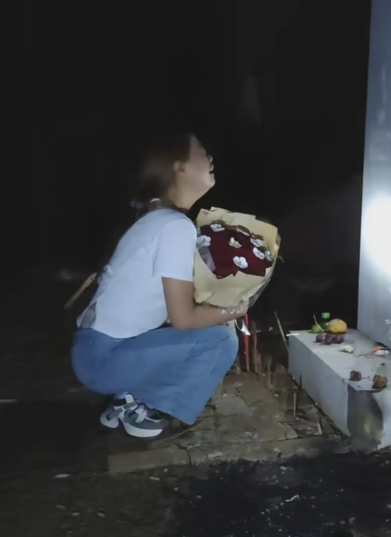 泪奔，七夕前两天，刚离世四个月的丈夫，老托梦说想妻子了，妻子从梦中醒来，一看手机