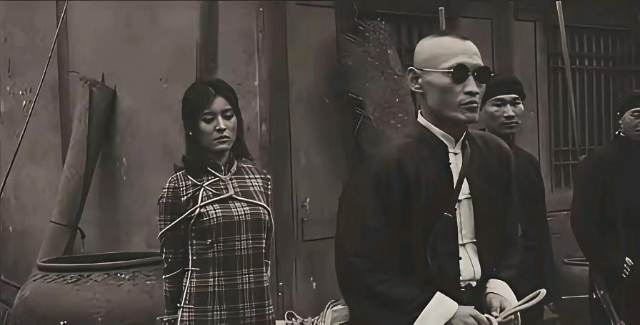 1944年，土匪头子宋殿元带着喽啰来到一个村庄，命手下把一位妙龄女子拉到房内玷污