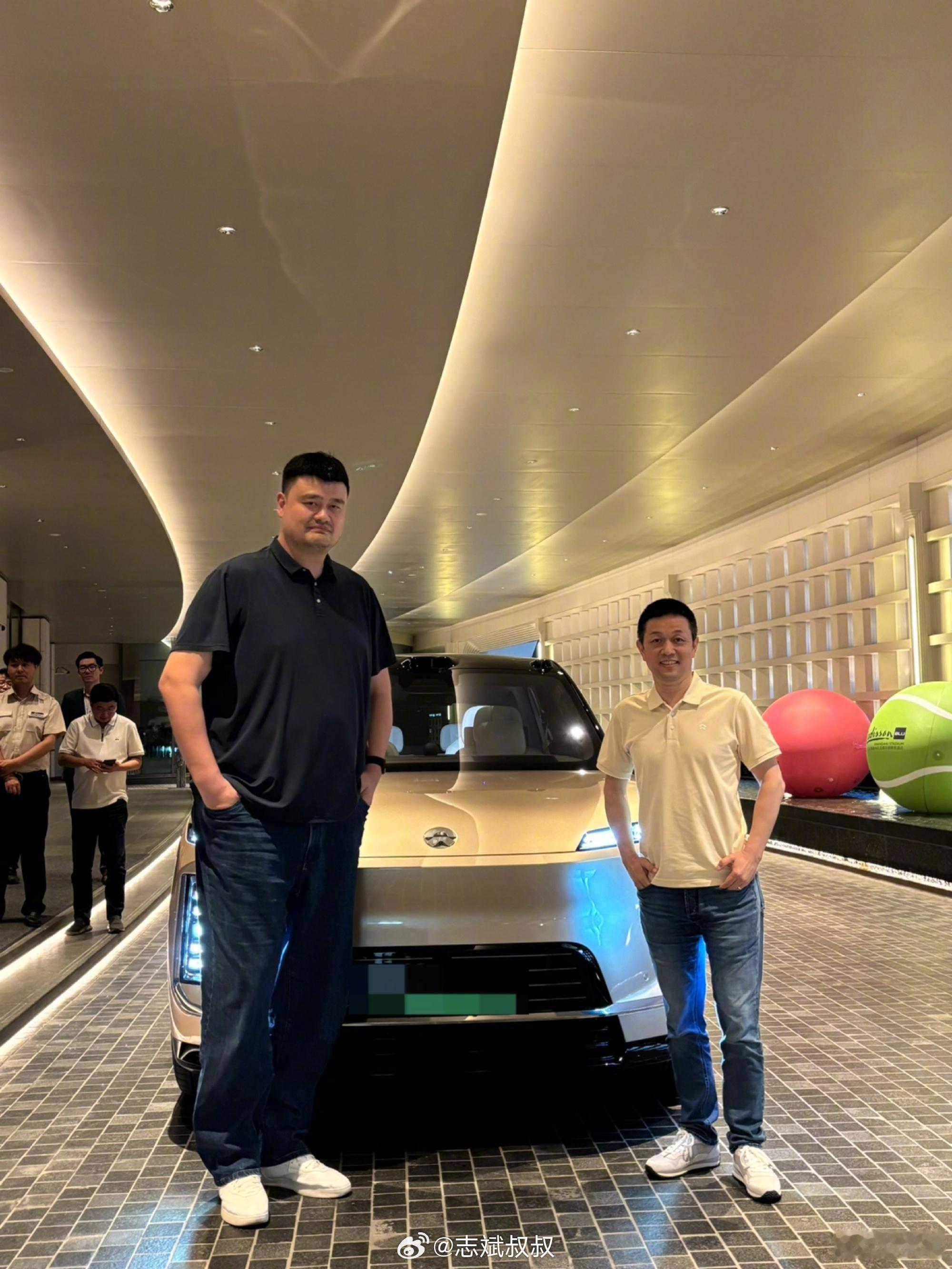 李斌姚明同看总决赛有一说一，斌子和大姚一同乘坐蔚来ES9去看总决赛，双方围绕这台