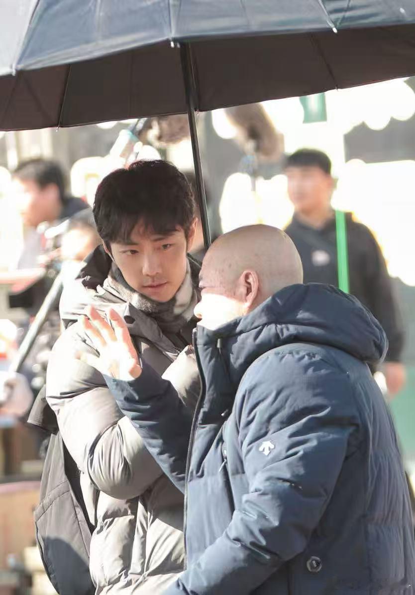 肖战路透来啦~小城生活气息好浓啊，高高瘦瘦的卷毛战