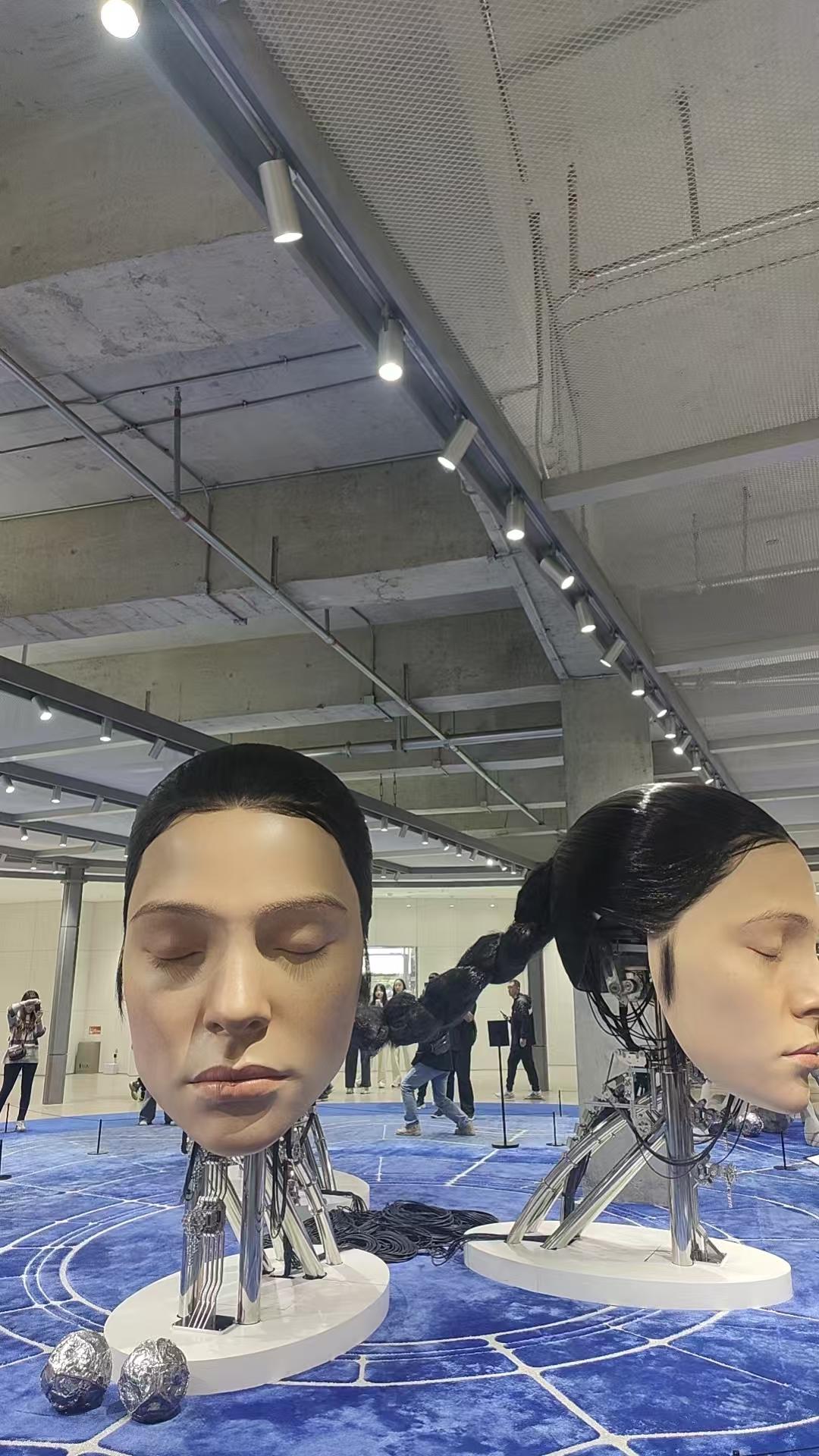 真的特别反感公司里某些人，自己饭碗都快保不住了，还整天瞎操心别人的事。说白了就是