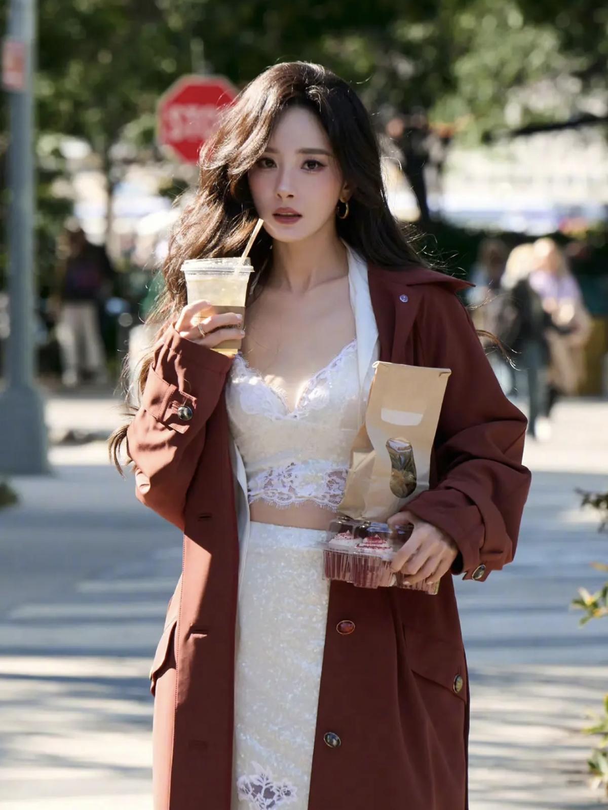 杨幂这套街拍太会了！酒红长风衣气场拉满，内搭蕾丝吊带裙又甜又欲[赞]娱乐
