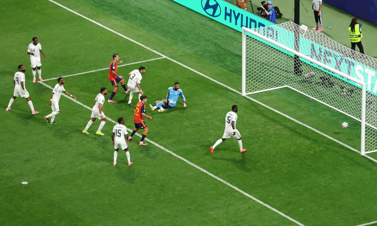 "西班牙回来了！"——回来个鬼。4-0沙特，凌晨亚特兰大，评论区又高潮了。上