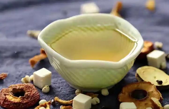 多喝茯苓水，血液病轻松逆转，这个搭配一定要记好。大家好，我是血液病专家，现在我