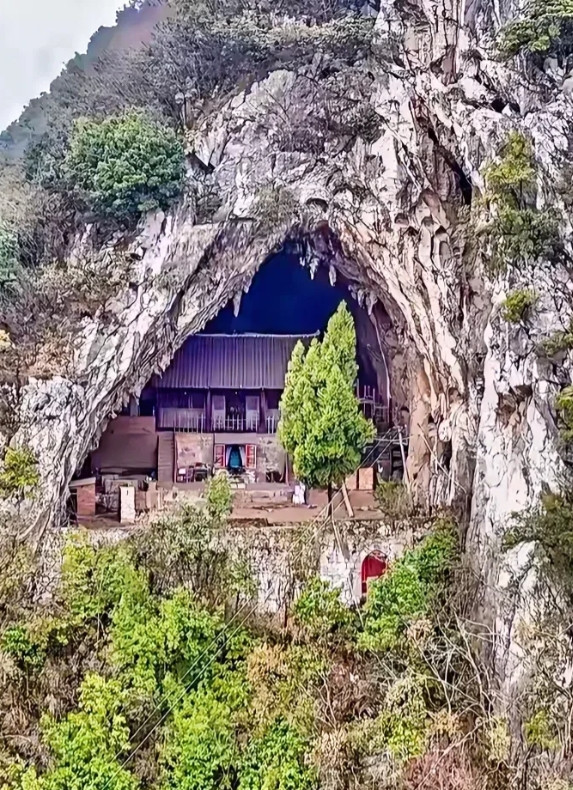 贵州，有一位老人背着箩筐到深山中采药，在一座大山的山腰，发现有一个山洞建了一间瓦