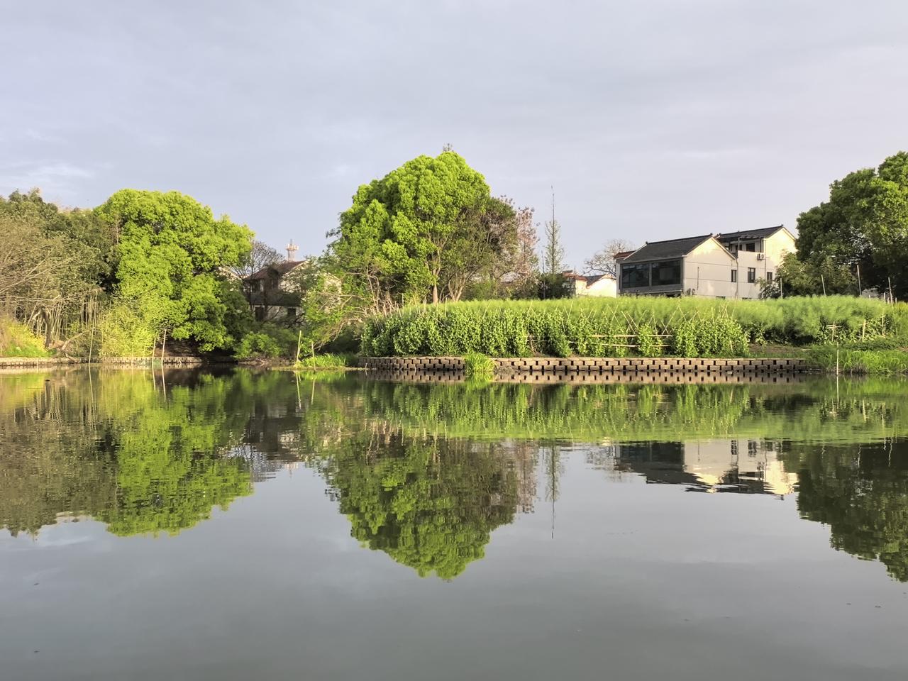 清明假期这个早晨，一缕晨光穿过厚厚的云层撒在江南水乡。柔柔的春风拂过大运河水网