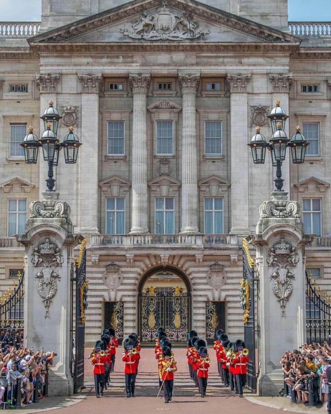 英国王室🇬🇧白金汉宫就《君主拨款报告》发布声明：“白金汉宫修缮翻新工程竣工
