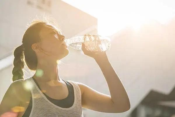 单纯喝2升水≠身体真正"留住"了水夏季大量出汗时，你流失的不只是水分，还有钠