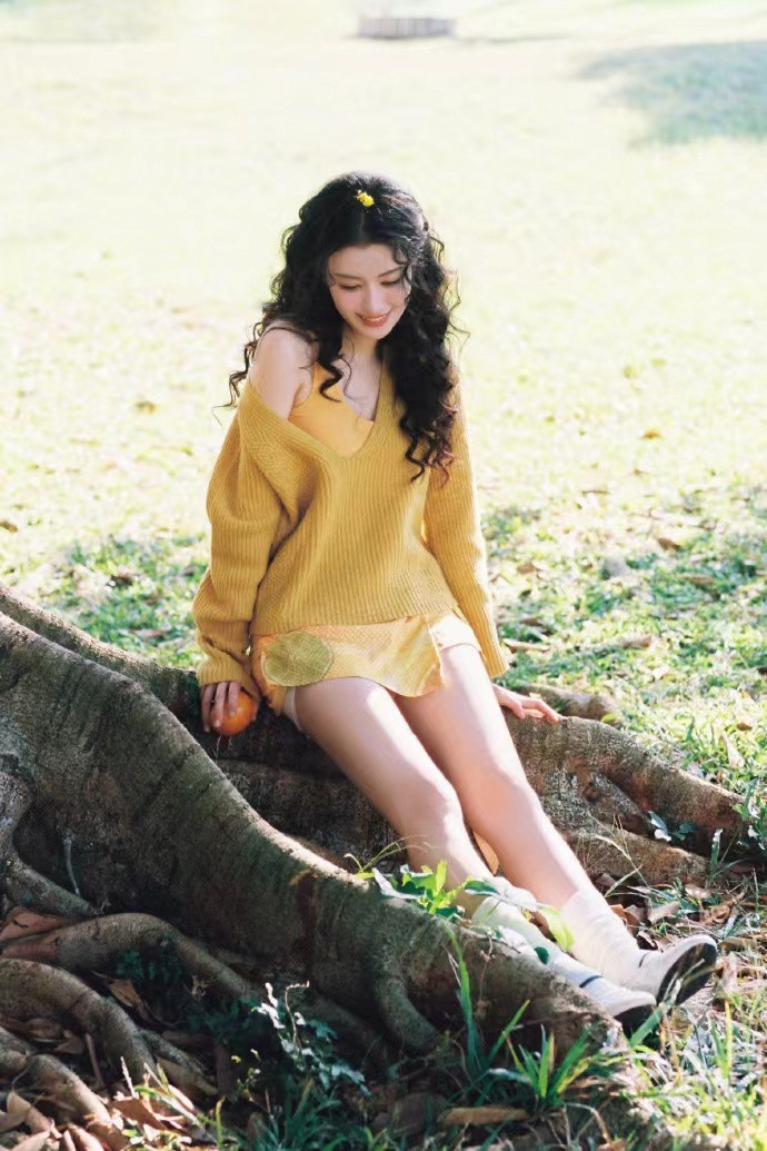 王楚然鹅黄毛衣羊毛卷造型王楚然鹅黄毛衣羊毛卷造型，王楚然生日照送达，阳光下俏皮