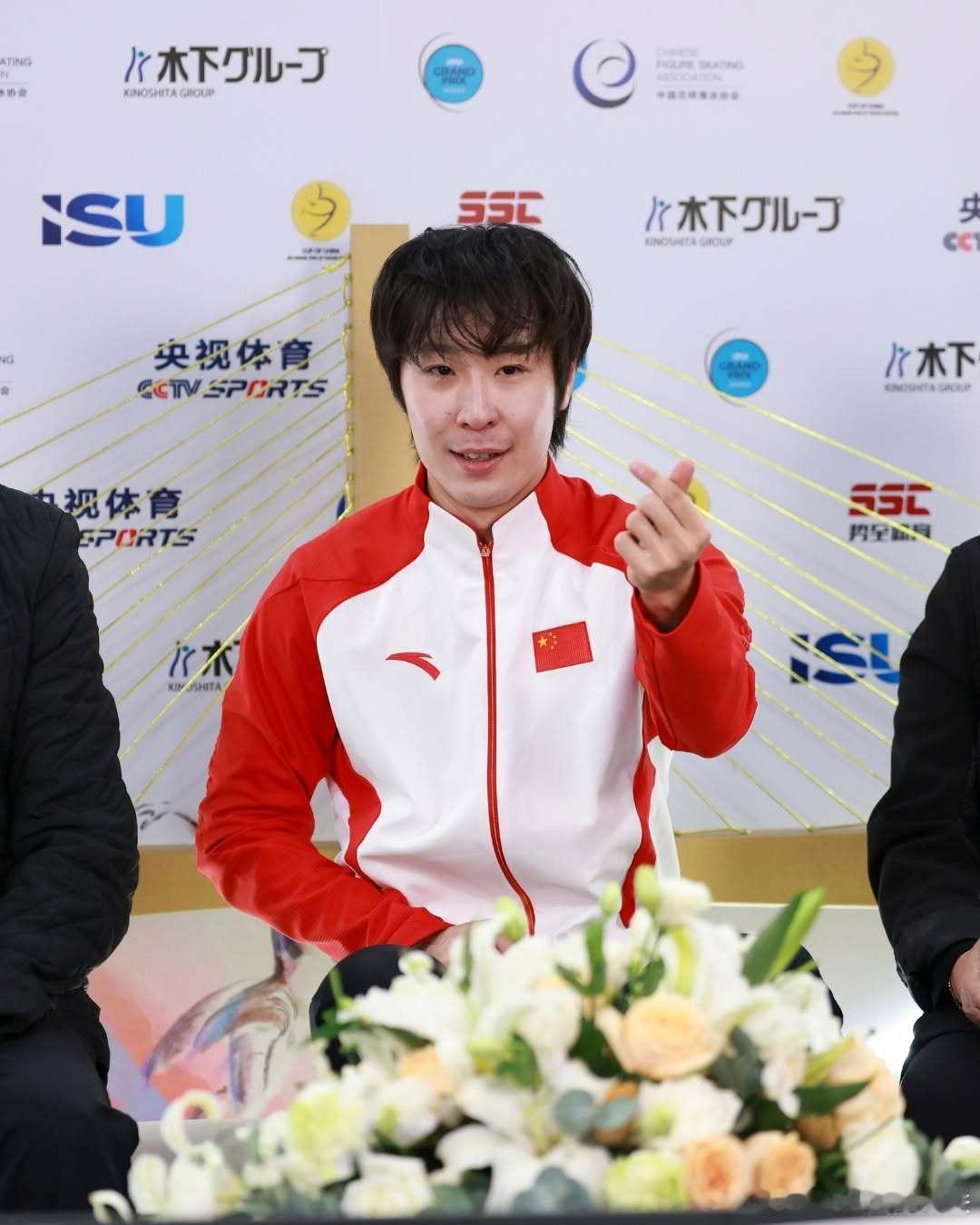 风格各异的🫶，传递着同一种心意❤️ISU花样滑冰比心体育摄影ISU国际