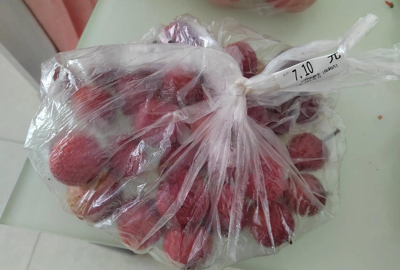 不知道从什么时候开始，这些外来水果比我们当地的水果还便宜。新鲜的荔枝，4块9毛9