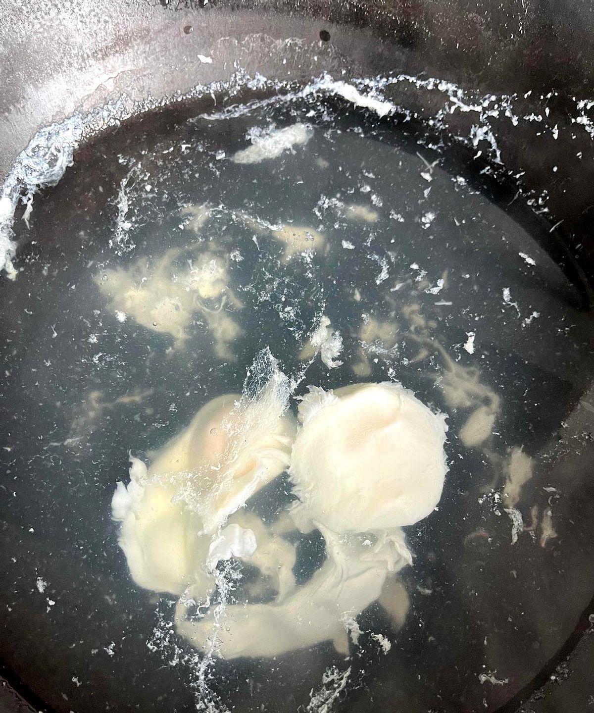 我爸是一个极度节约的老人，甚至是抠门。他除了买香烟，从来不会去商店买任何一样东